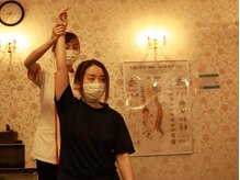 カラダファクトリー イオン相模原ショッピングセンター店/整体師による動きのチェック！