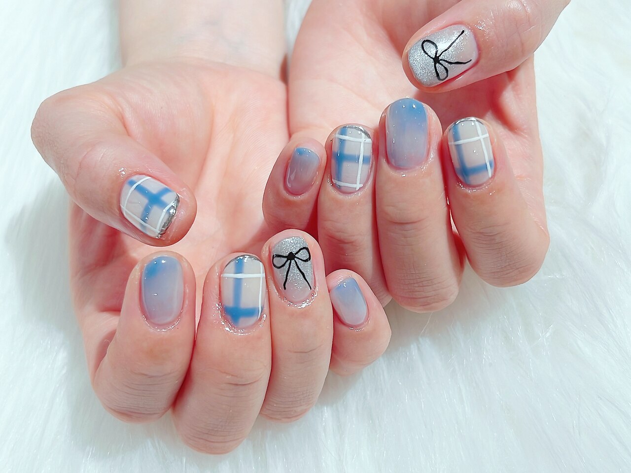 ネイルチップ ブルー ニュアンス シルバー 青 オーダーネイル 大人 キラキラ キラキラブルーの夏ネイル/ニュアンスネイル/ブルー/青/シェル