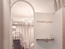 エンジェルラッシュ(Angel lash)の雰囲気（鳥居をイメージしたデザインの入り口をくぐり美と癒しの空間へ）