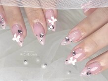 リッシュ トロワ(RICHE trois)/ピンクの宝石ネイル