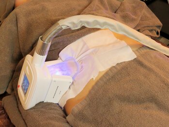 アヴァンサル 札幌駅前店(Avanzar)の写真/【ぽっこり下っ腹/背中のハミ肉をしっかりケア◎】脂肪冷却×キャビ×燃焼リンパでスッキリBODYに♪