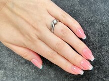 リム(Rim)の雰囲気(シンプルネイル。お手元が綺麗に明るくなります。)