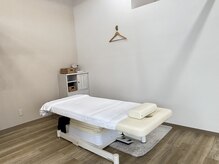 リクライニング可能な電動昇降式ベッドを完備◎