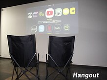 ハングアウト(HANGOUT)の雰囲気（施術中はお子様も大型プロジェクターでくつろげます♪）