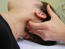 はなまる整体院の雰囲気（疲れが溜まる首筋もググッと持ち上げ、しっかりほぐします！）