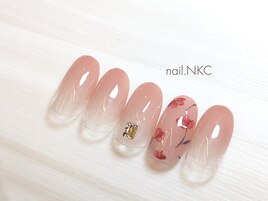 肌なじみカラーで秋色小花ネイル