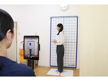 姿勢分析を含めた様々な検査を行い、不調の原因を突き止めます。