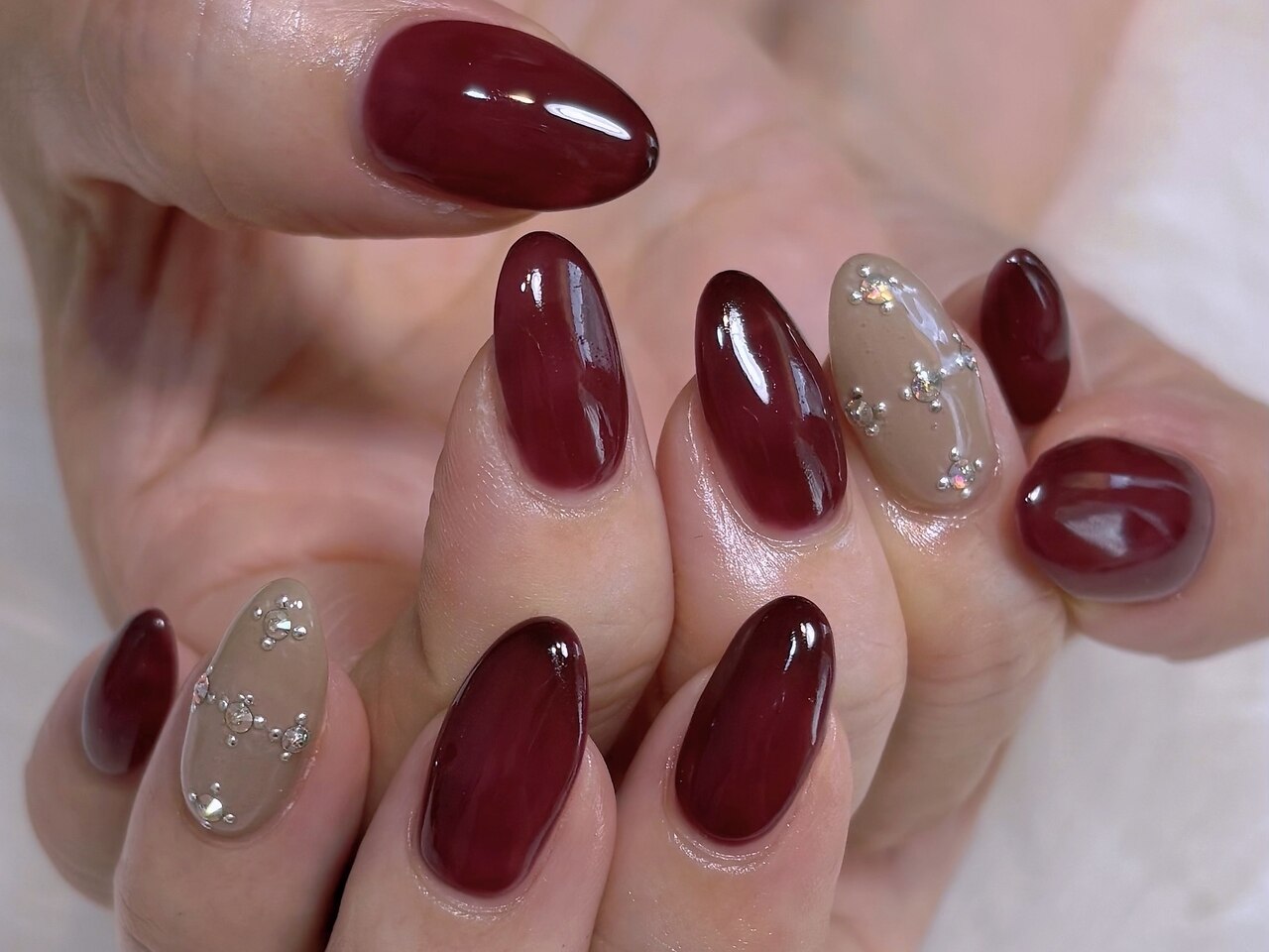 2025年-2026年冬トレンド】ストーンアートのネイルデザイン集｜人気順