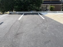 ララ(LALA)/8番と書かれた駐車場