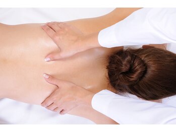 サロンコスメティック ザ スパ(SALON COSMETIC THE SPA)の写真/背中角質ケア付アロマボディで肌を磨きオイルマッサージで肩こりやむくみの解消をサポート◎至福のひと時♪