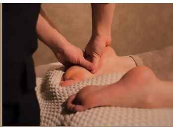 ザ ボディ 京都 祇園店(THE BODY)の写真/パンパンに張った足のむくみをスッキリ解消♪熟練のフットケアで軽やかな足取りへと導きます◎
