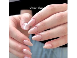 上品な艶めきのヌーディーネイル