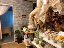 店内ドライフラワーや雑貨、天然石に囲まれてます♪