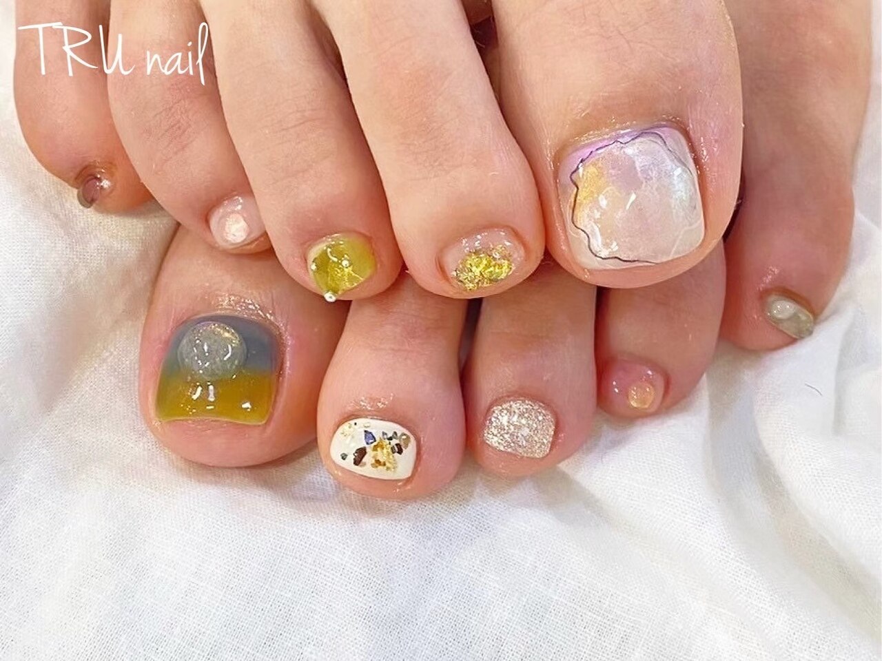 2025年-2026年冬トレンド】ニュアンス クリア フットのネイルデザイン