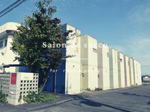 サロン ド サッコ(salon de sacco)の雰囲気（外観／コンクリート造のマンション、左の赤い看板が目印です）