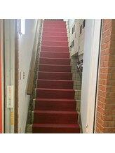 リムビューティー 自由が丘(RymBeauty)/レトロな赤いカーペットの２階