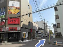 もむーん momoon/焼きとん大国さんの手前を右折