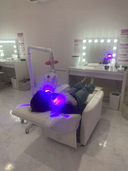 エクシアホワイトニング 中野駅北口店/照射中の様子