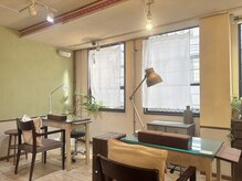 店内もウッド調で落ち着いた雰囲気に○
