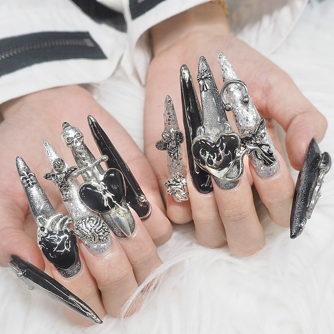 2025年-2026年冬トレンド】シルバー ハートのネイルデザイン集｜人気順