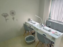 サロン オードリー 名駅店の雰囲気（ネイルテーブル・フット台、名古屋最大の人数を受入れ可能！）