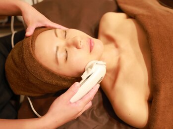 サロン ド ルル(salon de Lulu)の写真/【圧倒的小顔！】芸能人御用達のセルキュア使用で、インナーマッスルから鍛えスッキリフェイスラインへ♪