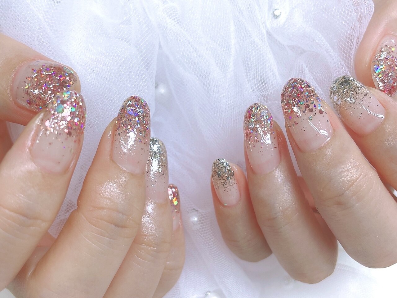 2026年冬トレンド】ラメグラデーション ハンド ミディアムのネイル