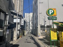 ルーミー 南青山(LUME)/1.建物の裏側にまわったところへ
