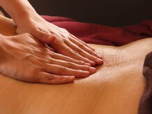 エニ(Eni)/背面からのアプローチで背中美人