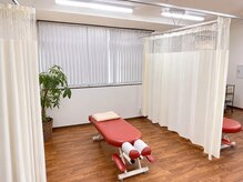 みかも鍼灸接骨院 豊橋本院の雰囲気（カーテンで仕切られた安心の半個室空間）