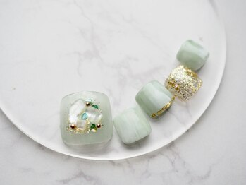 カトルナフ(quatre fois neuf)/パステルグリーンのフットネイル