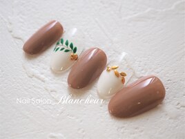 大人ブラウンのボタニカルネイル