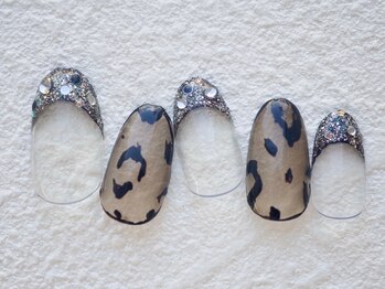 カトルナフ(quatre fois neuf)/大人シックな宝石フレンチネイル