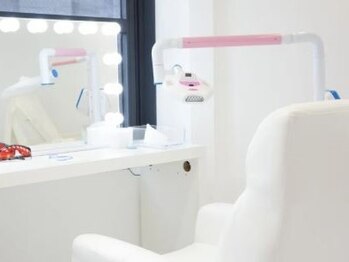 エクシアホワイトニング 静岡駅前店の写真/【メンズも大歓迎！】清潔感UP★タバコやコーヒーなどの着色汚れは、ホワイトニング専門サロンにお任せ♪