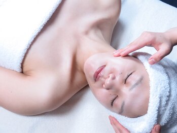 トリニティ 新宿店(TRINITY)の写真/【本気の肌活！水光肌・痩身小顔】ラジオ派で血行促進&フェイスライン徹底引き上げ！角質毛穴ケアも同時★