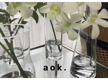 アオク(a o k .)の雰囲気（店内は木とお花で癒され空間に。）
