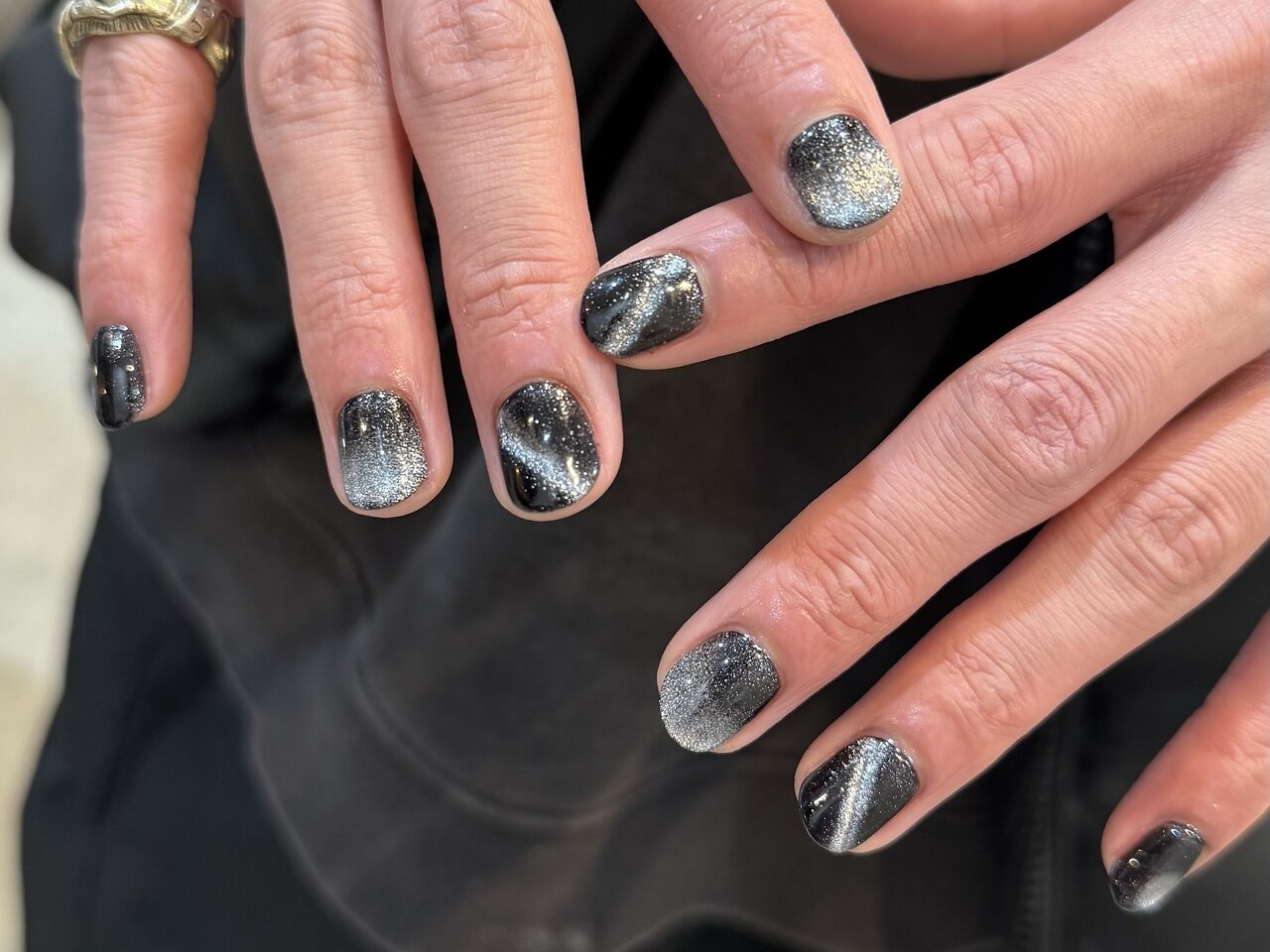 2025年-2026年冬トレンド】ブラック ラメグラデーション ハンドの