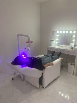 エクシアホワイトニング 中野駅北口店/照射中の様子