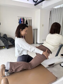 ソウプラス 白金高輪店(SOU+)の写真/肩こり・腰痛・巻き肩改善に！マシーンピラティスで骨格の歪みを整え、姿勢改善◎