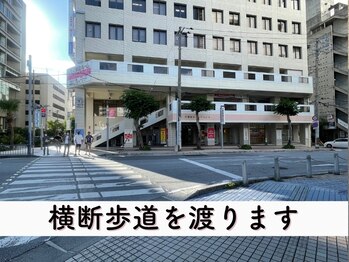 ビューステージ アイブロウサロン 沖縄/横断歩道を渡ってください