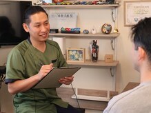 繁内鍼灸治療院の雰囲気（カウンセリングをし、1人1人の症状と真剣に向き合います。）