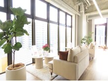 ナナイロサロン フクオカ(NaNairoサロン Fukuoka)の雰囲気(大きな窓から光が差し込む贅沢なリラックス空間♪)