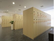 ホットヨガスタジオ美温 大崎店/広々としたロッカールーム