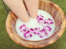 タイのお花デンファレが浮いた足湯で癒しのひととき♪