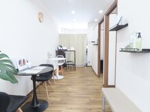 オン ザ スムース(ON THE SMOOOTH)の雰囲気（白を基調とした空間。男女問わずリラックスして通える全室個室。）