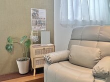 エムワイネイル mynailの雰囲気（ふかふかのリクライニングソファでゆったりお過ごしいただけます）