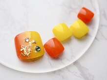 カトルナフ(quatre fois neuf)/ビタミンカラーのフットネイル