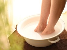 ぽの 富岡の雰囲気（施術の前に足湯に浸かって血行を促進ほぐれやすいお身体に）