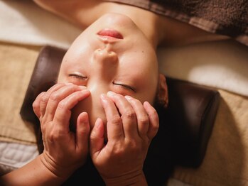アランプスパ(ARNHP-Spa)の写真/表情筋をゆるめて、毛穴レス小顔へ