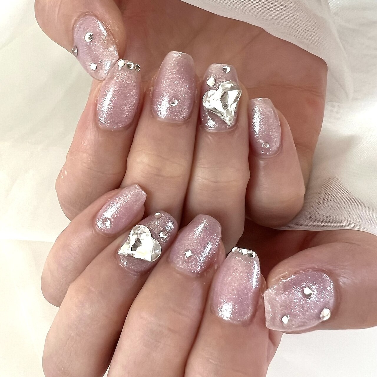 2025年秋トレンド】ストーン ハートのネイルデザイン集｜人気順